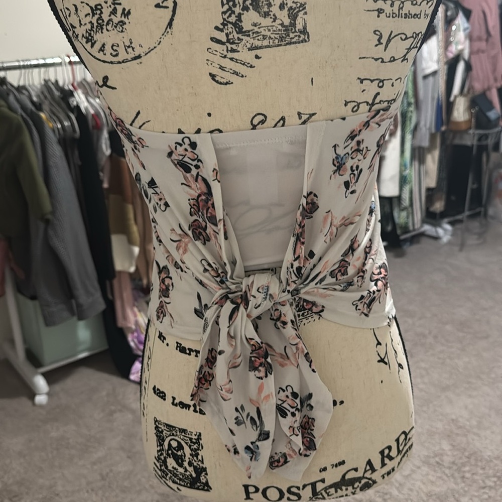 shirt tie on the back. White with flowers - Picture 3 of 8